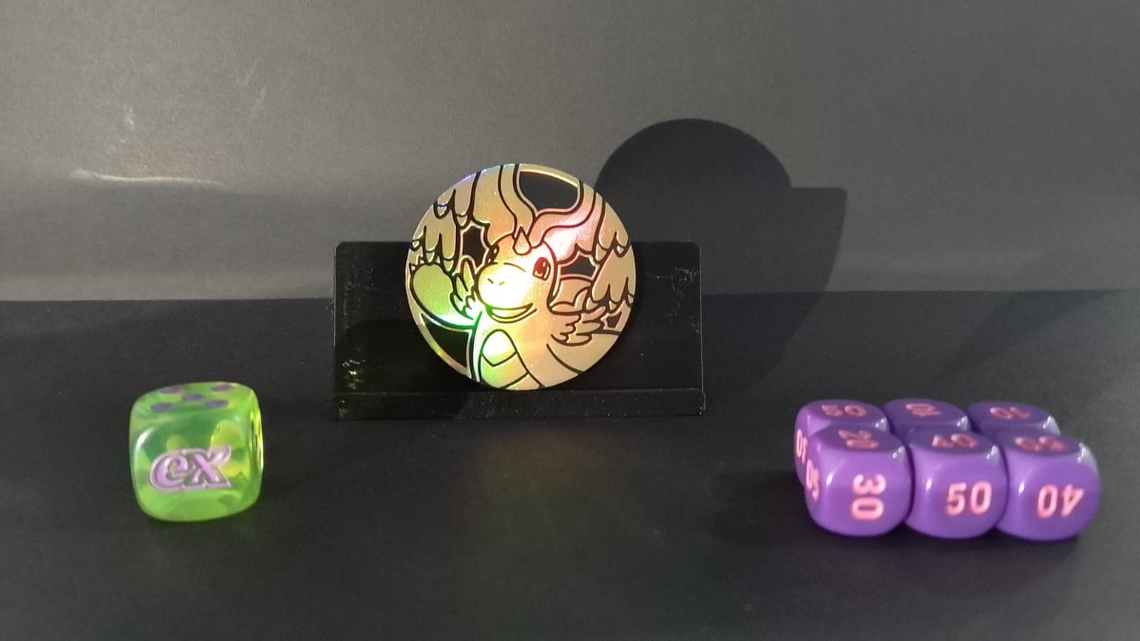 Coleção Treinador avançado - Heróis Excelsos - Kit Moeda e Dados - Mega Dragonite