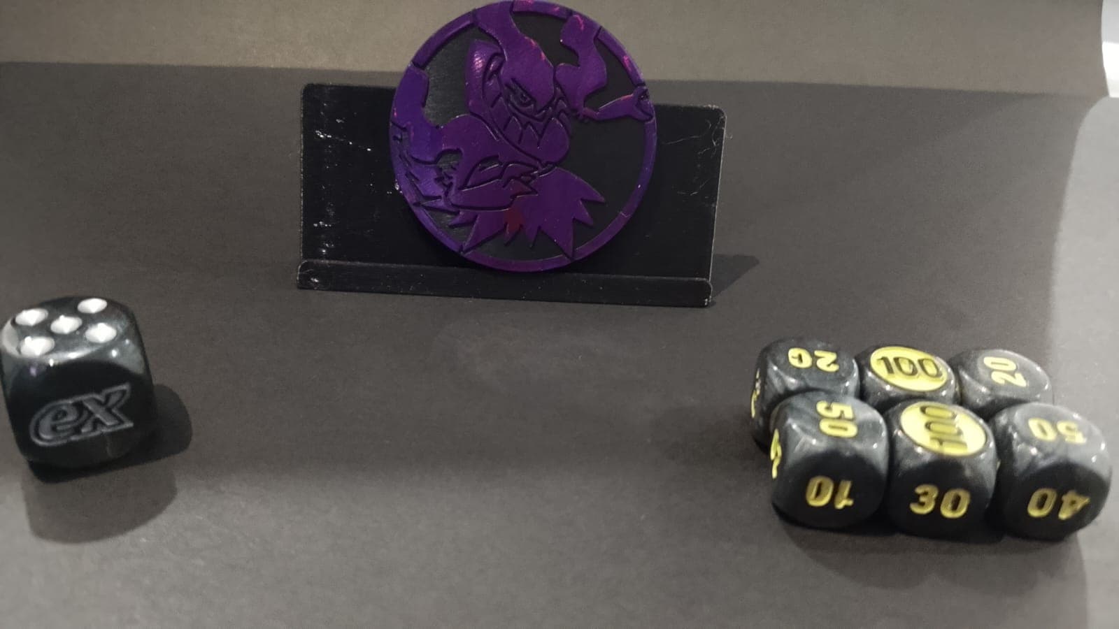 Coleção Treinador avançado - Escuridão Absoluta - Kit Moeda e Dados - Mega Darkrai