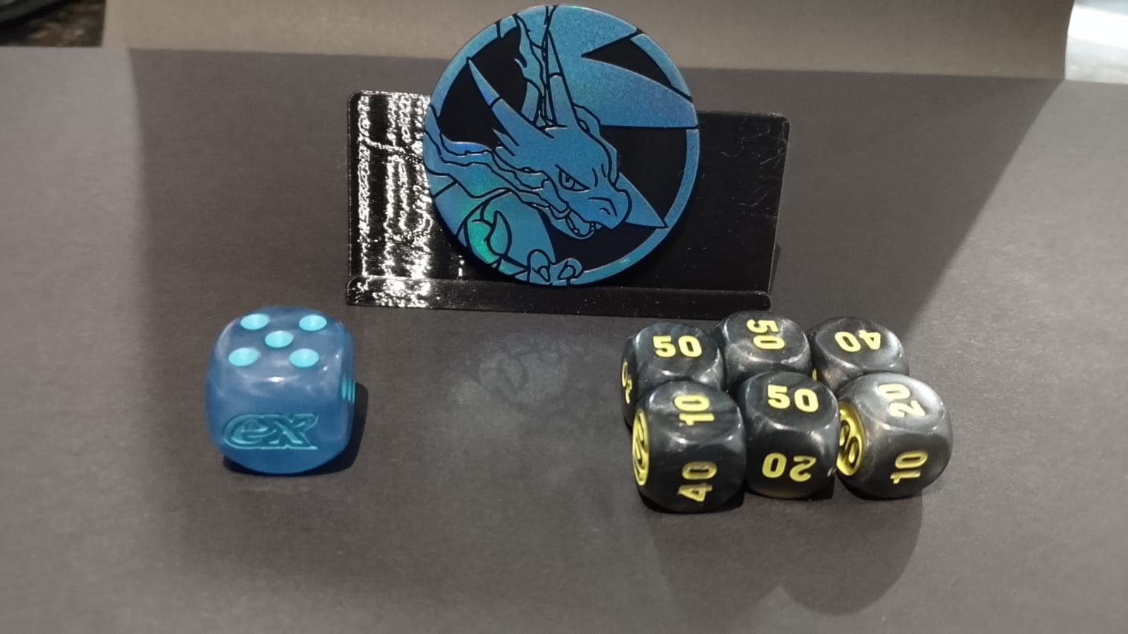 Coleção Treinador avançado - Fogo Fantasmagorico - Kit Moeda e Dados - Mega Charizard